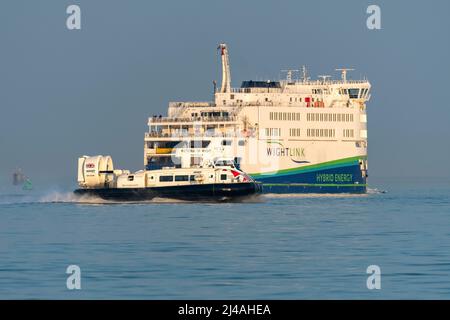 Fähren zur Isle of Wight. Wightlink's Victoria of Wight und Hovertravel's Solent Flyer Hovercraft in the Solent - April 2019. Stockfoto