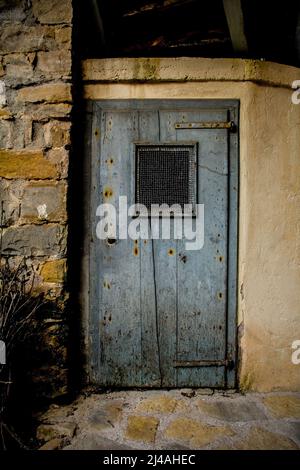 Eine alte Holztür in Poffabro, einem historischen mittelalterlichen Dorf im Val Colvera Tal in der Provinz Pordenone, Friaul-Julisch Venetien, Nordostitalien Stockfoto