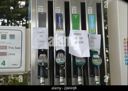 Upminster Havering, Großbritannien. 13. April 2022. Treibstoffmangel an einer BP-Tankstelle am A127 in Upminster im Londoner Stadtteil Havering wurde teilweise auf Panikkäufe nach Stop Oil-Protesten, die Raffinerien und Tankstellen blockiert haben, zurückgeführt.Quelle: MARTIN DALTON/Alamy Live News Stockfoto