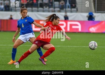 Thun, Schweiz. 12. April 2022. (4/12/2022) Qualification Women's World Cup AU-NZ 2023Switzerland - Italien Giugliano-Bachmann (Foto: Andrea Amato/Pacific Press/Sipa USA) Quelle: SIPA USA/Alamy Live News Stockfoto