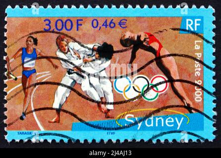 FRANKREICH - UM 2000: Eine in Frankreich gedruckte Marke zeigt Relay Racer, Judo, Tauchen, Olympische Sommerspiele 2000, Sydney, Ca. 2000 Stockfoto