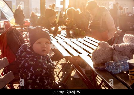 Lviv, Ukraine. 12. April 2022. Ukrainischer Junge wartet am 12. April 2022 auf den Transport an der ukrainisch-polnischen Grenze in Medyka. Während die Russische Föderation in die Ukraine einmarschierte, wird der Konflikt voraussichtlich bis zu 5 Millionen Ukrainer zur Flucht zwingen. Viele der Flüchtlinge suchen in Polen Asyl. Die meisten karitativen Hilfen in Polen werden von Einzelpersonen, NGOs und Unternehmen geleistet. (Foto von Dominika Zarzycka/Sipa USA) Quelle: SIPA USA/Alamy Live News Stockfoto