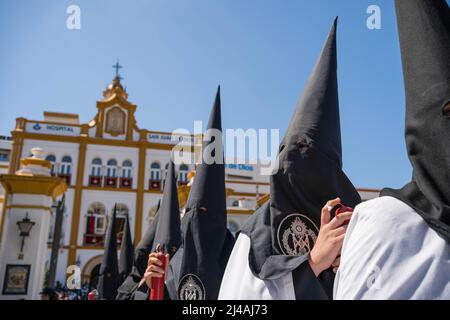 Sevilla, Spanien. 13. April 2022. Im Krankenhaus San Juan de Dios erwarten die Christen den Segen des verdurstenden Christus. Die Bruderschaft von Nervión nimmt nach zwei Jahren die Prozession des Heiligen Christus des Durstes auf die Straße, ohne die Karwoche aufgrund der Pandemie von Covid-19 zu feiern. (Foto von Diego Radames/SOPA Images/Sipa USA) Quelle: SIPA USA/Alamy Live News Stockfoto