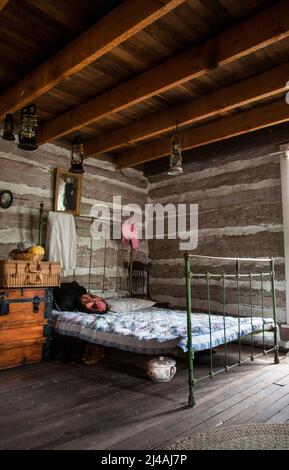 Historische Hütte Schlafzimmer, South Park City, Fairplay, Colorado, USA, US-Unternehmen Stockfoto