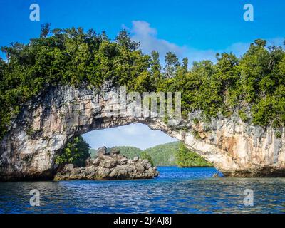 Natürlicher Felsbogen, Felseninseln, Palau Stockfoto