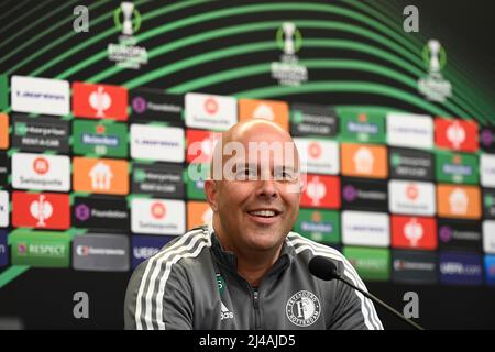 Prag, Tschechische Republik. 13. April 2022. Arne Slot, Cheftrainer von Feyenoord Rotterdam, spricht während der Pressekonferenz vor dem Rückspiel der UEFA Europa Conference League: SK Slavia Praha gegen Feyenoord Rotterdam, am 13. April 2022 in Prag, Tschechische Republik. Quelle: Ondrej Deml/CTK Photo/Alamy Live News Stockfoto