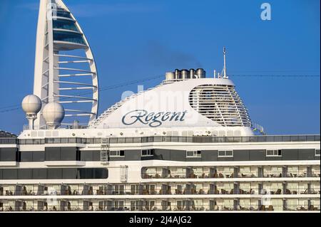 Ansicht des Regent Markenlogos auf der Seite des Seven Seas Cruises Schiffs Seven Seas Splendor - September 2021. Stockfoto