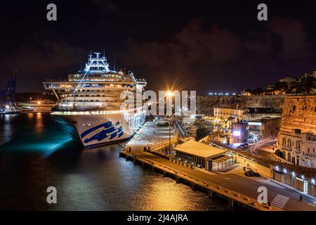 Sapphire Princess (Princess Cruises) am Grand Harbour in Valetta, Malta - November 2018. Stockfoto