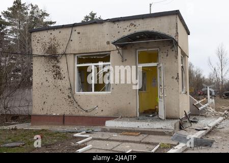 Lwiw, Oblast Lwiw, Ukraine. 5. April 2022. Der Flughafen Gostomel in der Ukraine wurde zu Beginn des Krieges von den Russen eingenommen und am 1. April von der ukrainischen Armee geborgen, der Flughafen ist komplett zerstört, einschließlich des Flugzeugs, das als das größte der Welt galt, gebrauchte Waffen wurden ebenfalls gefunden und ungenutzte Sprengstoffe. Männer und Frauen treten ein, um für das Ende des Krieges in einer Kirche in Lemberg zu beten (Foto: © David Peinado/Pacific Press via ZUMA Press Wire) Stockfoto