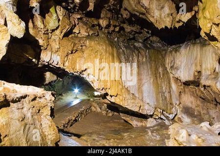 Die Yagodinska-Höhle ist eine Höhle in den Rhodopen, Südbulgarien. Stockfoto