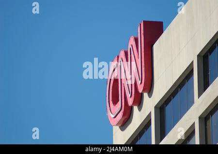 CNN, Cabel News Network, Gebäude in Atlanta im CNN Center von Olympic Centenial Park, mit Einbahnstraße Schild, Geschäft der Ausstrahlung weltweit von Stockfoto