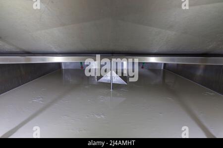 Gekühlter Milchbehälter aus Edelstahl auf einem englischen Milchviehbetrieb Stockfoto