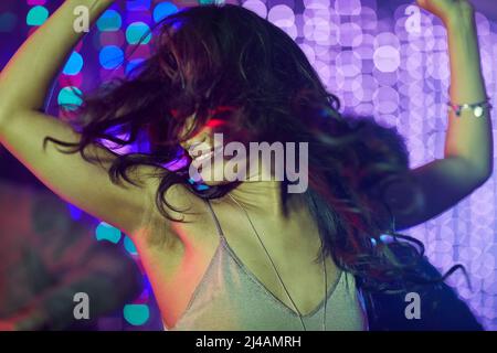 Shes hypnotisierend, wenn sie sich bewegt. Aufnahme einer schönen jungen Frau, die alleine in einem Nachtclub tanzt. Stockfoto