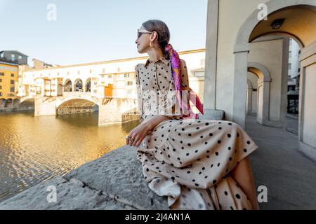 Frau, die in der Altstadt von Florenz, Italien, herumläuft Stockfoto
