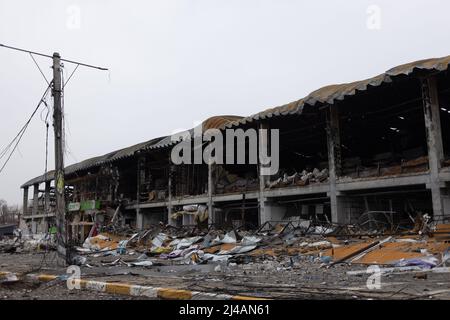 Bucha, Ukraine. 05. April 2022. (4/5/2022) die Straßen von bucha sind voller verbrannter Panzer und Waffen, die bei den Zusammenstößen zwischen der ukrainischen Armee und der russischen Armee eingesetzt werden (Foto: David Peinado/Pacific Press/Sipa USA) Quelle: SIPA USA/Alamy Live News Stockfoto