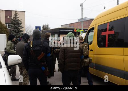 Kiew, Ukraine. 05. April 2022. (4/5/2022) ukrainische Reservisten bereiten sich auf die humanitäre Hilfe in Irpin vor (Foto: David Peinado/Pacific Press/Sipa USA) Quelle: SIPA USA/Alamy Live News Stockfoto