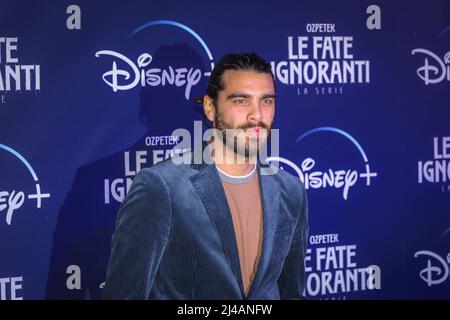 8. April 2022, Roma, RM, Italien: Stefano Sala nimmt an der Premiere der Fernsehserie Disney ''Le Fate Ignoranti'' vor dem Opernhaus in Rom Teil. (Bild: © Gennaro Leonardi/Pacific Press via ZUMA Press Wire) Stockfoto