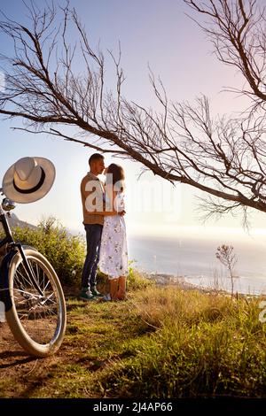 Können wir in diesem Moment für immer bleiben. Aufnahme eines jungen Paares, das sich bei einem Date draußen in der Natur umarmt. Stockfoto