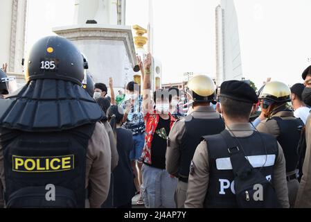 Bangkok, Thailand. 13. April 2022. Regierungsfeindliche Demonstranten halten drei Finger am Demokratie-Denkmal. Ratchadamnoen Road, Bangkok, Thailand, mit der Polizei, die die Menge kontrolliert. Um Unruhen am 13. April 2022 zu verhindern. (Foto von Teera Noisakran/Pacific Press/Sipa USA) Quelle: SIPA USA/Alamy Live News Stockfoto