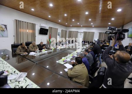 Gaza, Palästina. 13. April 2022. Die palästinensischen Gruppen wurden bei einem Treffen im Büro des Hamas Chefs Yahya Al-Sinwar im Gazastreifen gesehen, um die neuen israelischen Drohungen gegen die Al-Aqsa Moschee und Jerusalem in Gaza-Stadt zu diskutieren. Die jüdischen Ultra-Orthodoxen bereiten sich darauf vor, die Al-Aqsa Moschee während des bevorstehenden jüdischen Passahfestes in Jerusalem für einen einwöchigen jüdischen Passahfeiertag zu betreten, der an den jüdischen Exodus aus Ägypten in biblischer Zeit erinnert. Pessach beginnt am 15. April und endet am 22. April 2022 Credit: SOPA Images Limited/Alamy Live News Stockfoto