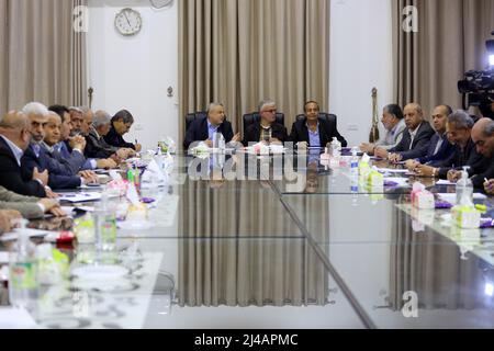 Gaza, Palästina. 13. April 2022. Die palästinensischen Gruppen wurden bei einem Treffen im Büro des Hamas Chefs Yahya Al-Sinwar im Gazastreifen gesehen, um die neuen israelischen Drohungen gegen die Al-Aqsa Moschee und Jerusalem in Gaza-Stadt zu diskutieren. Die jüdischen Ultra-Orthodoxen bereiten sich darauf vor, die Al-Aqsa Moschee während des bevorstehenden jüdischen Passahfestes in Jerusalem für einen einwöchigen jüdischen Passahfeiertag zu betreten, der an den jüdischen Exodus aus Ägypten in biblischer Zeit erinnert. Pessach beginnt am 15. April und endet am 22. April 2022 Credit: SOPA Images Limited/Alamy Live News Stockfoto