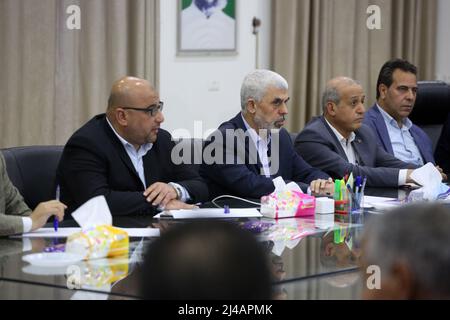 Gaza, Palästina. 13. April 2022. Die palästinensischen Gruppen wurden bei einem Treffen im Büro des Hamas Chefs Yahya Al-Sinwar im Gazastreifen gesehen, um die neuen israelischen Drohungen gegen die Al-Aqsa Moschee und Jerusalem in Gaza-Stadt zu diskutieren. Die jüdischen Ultra-Orthodoxen bereiten sich darauf vor, die Al-Aqsa Moschee während des bevorstehenden jüdischen Passahfestes in Jerusalem für einen einwöchigen jüdischen Passahfeiertag zu betreten, der an den jüdischen Exodus aus Ägypten in biblischer Zeit erinnert. Pessach beginnt am 15. April und endet am 22. April 2022 Credit: SOPA Images Limited/Alamy Live News Stockfoto