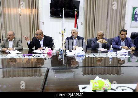 Gaza, Palästina. 13. April 2022. Die palästinensischen Gruppen wurden bei einem Treffen im Büro des Hamas Chefs Yahya Al-Sinwar im Gazastreifen gesehen, um die neuen israelischen Drohungen gegen die Al-Aqsa Moschee und Jerusalem in Gaza-Stadt zu diskutieren. Die jüdischen Ultra-Orthodoxen bereiten sich darauf vor, die Al-Aqsa Moschee während des bevorstehenden jüdischen Passahfestes in Jerusalem für einen einwöchigen jüdischen Passahfeiertag zu betreten, der an den jüdischen Exodus aus Ägypten in biblischer Zeit erinnert. Pessach beginnt am 15. April und endet am 22. April 2022 Credit: SOPA Images Limited/Alamy Live News Stockfoto