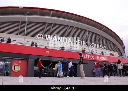 Madrid, Spanien, 13.. April 2022. Kinder spielen vor dem Spiel der UEFA Champions League im Wanda Metropolitano Stadium, Madrid, Fußball außerhalb des Bodens. Bildnachweis sollte lauten: Jonathan Moscrop / Sportimage Kredit: Sportimage/Alamy Live News Stockfoto