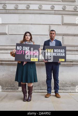 London, Großbritannien. 13.. April 2022. Roxanne Tahbaz und Sacha Deshmukh, CEO von Amnesty International in Großbritannien. Roxanne veranstaltete einen Protest mit Amnesty International vor dem Auswärtigen Amt, dem Commonwealth- und Entwicklungsbüro in Westminster und forderte die britische Regierung auf, ihre Bemühungen zu verstärken, ihren Vater, Morad Tahbaz, nach Hause zu holen. Morad, ein Naturschützer und US- und britischer Staatsbürger mit iranischem Familienhintergrund, ist seit mehr als vier Jahren willkürlich im Iran inhaftiert. Kredit: Vuk Valcic/Alamy Live Nachrichten Stockfoto