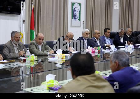 Die palästinensischen Gruppen wurden bei einem Treffen im Büro des Hamas Chefs Yahya Al-Sinwar im Gazastreifen gesehen, um die neuen israelischen Drohungen gegen die Al-Aqsa Moschee und Jerusalem in Gaza-Stadt zu diskutieren. Die jüdischen Ultra-Orthodoxen bereiten sich darauf vor, die Al-Aqsa Moschee während des bevorstehenden jüdischen Passahfestes in Jerusalem für einen einwöchigen jüdischen Passahfeiertag zu betreten, der an den jüdischen Exodus aus Ägypten in biblischer Zeit erinnert. Passah beginnt am 15. April und endet am 22. April 2022 (Foto: Ahmed Zakot/SOPA Images/Sipa USA) Stockfoto