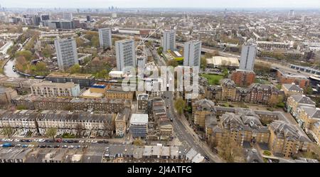 Harrow Road in Westbourne Park, Royal Oak und Warwick Avenue, London, England Stockfoto