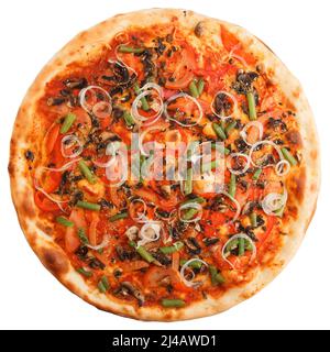 Köstliche italienische vegetarische Pizza mit Tomaten, Pilzen, Paprika, Zwiebeln und schwarzen Oliven - dünne Teigkruste isoliert bei Weiß, Draufsicht Stockfoto