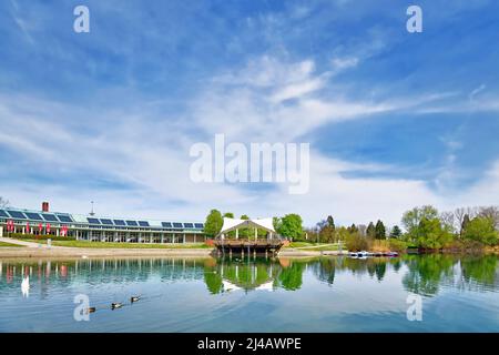 Freiburg, Deutschland - April 2022: 'Seegpark' mit kleiner Freiluftbühne am See Stockfoto