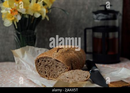 Geschnittenes schwarzes Brot auf der alten Holzpflaste Stockfoto