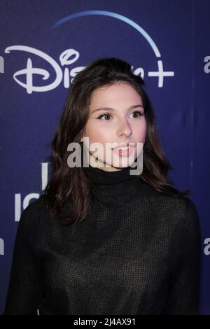 8. April 2022, Roma, RM, Italien: Ludovica Francesconi nimmt an der Premiere der Fernsehserie Disney ''Le Fate Ignoranti'' vor dem Opernhaus in Rom Teil. (Bild: © Gennaro Leonardi/Pacific Press via ZUMA Press Wire) Stockfoto