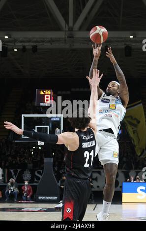 Jordan Caroline (Dolomiti Energia Trento) während der Serie A1 italienischen LBA Basketball-Meisterschaft Spiel Segafredo Virtus Bologna gegen. Dolomiti Energia Trient in der Segafredo Arena - Bologna, 13. April 2022 - Foto: Michele Nucci Stockfoto