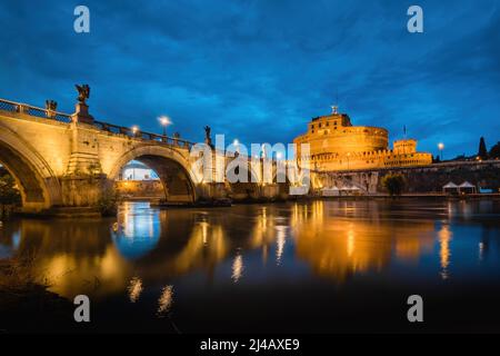 Mausoleum von Hadrian oder Engelsburg in Rom, Italien unter dem Himmel der Blauen Stunde bei Dämmerung Stockfoto