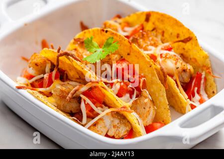 Tacos gefüllt mit gegrilltem Hähnchenfleisch und Tomaten Stockfoto