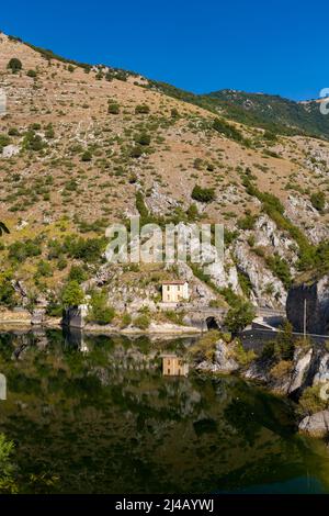 See San Domenico mit Eremo di San Domenico in der Nähe von Scanno, Provinz L'Aquila, Region Abruzzen, Italien Stockfoto