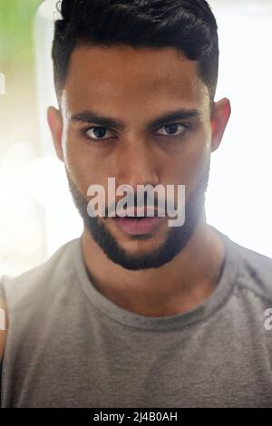 Dein bestes selbst ist dein Bestie selbst. Porträt eines jungen Mannes, der in einer Turnhalle arbeitet. Stockfoto