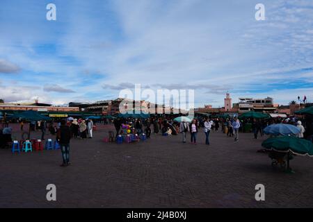 MARRAKESCH, MAROKKO - 21. NOVEMBER; 2018 Uhr am frühen Morgen auf dem Markt von Jemaa el-Fnaa Stockfoto