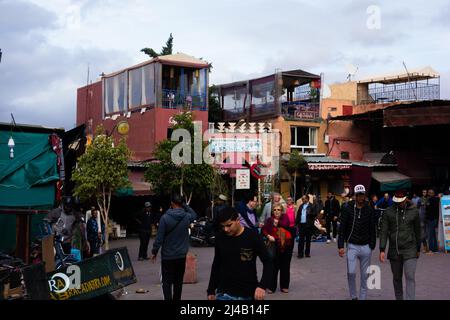 MARRAKESCH, MAROKKO - 21. NOVEMBER; 2018 Menschen kommen auf dem Markt von Jemaa el-Fnaa an Stockfoto