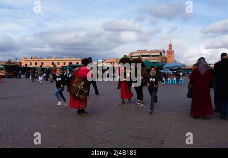 MARRAKESCH, MAROKKO - 21. NOVEMBER; 2018 Fotos für die Touristen auf dem Markt von Jemaa el-Fnaa Stockfoto