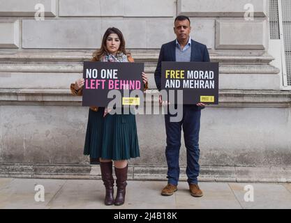 London, Großbritannien. 13. April 2022. Roxanne Tahbaz und Sacha Deshmukh, CEO von Amnesty UK, halten während des Protestes Plakate mit den Aufschrift „Niemand hat zurückgelassen“ und „Free Morad and Mehran“. Roxanne Tahbaz veranstaltete einen Protest mit Amnesty International vor dem Außen-, Commonwealth- und Entwicklungsbüro in Westminster und forderte die britische Regierung auf, ihre Bemühungen zu verstärken, ihren Vater Morad Tahbaz nach Hause zu holen. Morad, ein Naturschützer und US- und britischer Staatsbürger mit iranischem Familienhintergrund, ist seit mehr als vier Jahren willkürlich im Iran inhaftiert. Kredit: SOPA Images Limited/Alamy Live Nachrichten Stockfoto