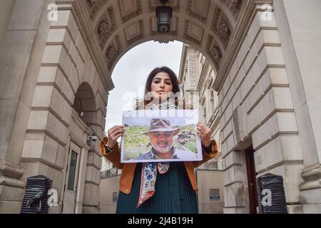 London, Großbritannien. 13. April 2022. Roxanne Tahbaz hält während des Protestes ein Bild ihres Vaters. Roxanne Tahbaz veranstaltete einen Protest mit Amnesty International vor dem Außen-, Commonwealth- und Entwicklungsbüro in Westminster und forderte die britische Regierung auf, ihre Bemühungen zu verstärken, ihren Vater Morad Tahbaz nach Hause zu holen. Morad, ein Naturschützer und US- und britischer Staatsbürger mit iranischem Familienhintergrund, ist seit mehr als vier Jahren willkürlich im Iran inhaftiert. Kredit: SOPA Images Limited/Alamy Live Nachrichten Stockfoto