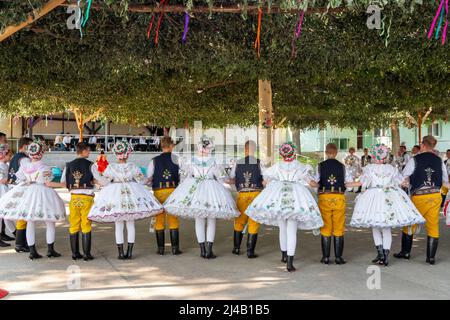 Rakvice, Tschechische Republik - Juni 2021. Schöne Frauen und Männer Tänzer in einer Feier.traditionelle mährische Fest. Junge Menschen in Parade gekleidet in tr Stockfoto