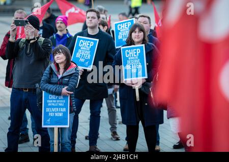 Manchester, Großbritannien. 13. April 2022. Die Gewerkschaftsmitglieder halten während der Reden vor einer Kundgebung Plakate ab, um gegen die Tschep-Paletten zu protestieren, die am Freitag in die zwanzigste Streikwoche gehen. Das Unternehmen lehnte ihre Gehaltsforderung von 5,8 % ab. Dies geschieht, nachdem die Inflation erneut steigt und den Druck auf die Lebenshaltungskosten erhöht, was die Einkommen der Arbeitnehmer übersteigt. Kredit: Andy Barton/Alamy Live Nachrichten Stockfoto