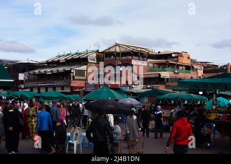 MARRAKESCH, MAROKKO - 21. NOVEMBER; 2018 Regenschirmstände auf dem Markt Jemaa el-Fnaa Stockfoto