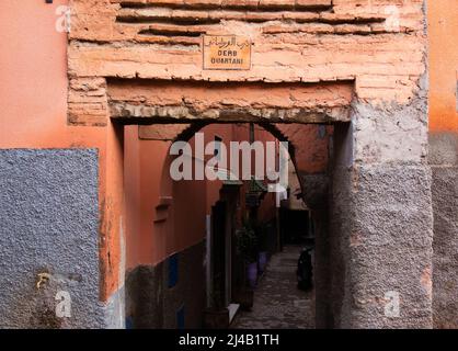 MARRAKESCH, MAROKKO - 21. NOVEMBER; 2018 Einfahrt zu einem Verbündeten in der Medina Stockfoto