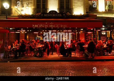 Menschen sitzen in einem traditionellen französischen Café Montorgueil in der Rue Montorgueil in Paris, Frankreich. Stockfoto